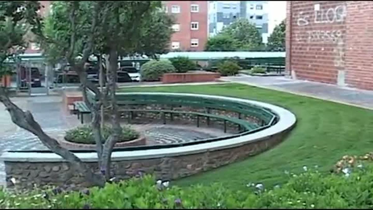 Moment en què la dona morta és treta de l’edifici on vivia, a l’avinguda Lacetània de Terrassa.