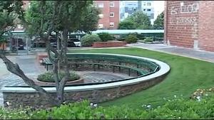 Moment en què la dona morta és treta de l’edifici on vivia, a l’avinguda Lacetània de Terrassa.