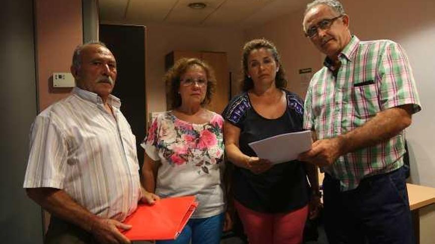 De derecha a izquierda, Manuel Arrabal y Dolores Navarrete, Carmen Navarrete y Francisco Herrera.