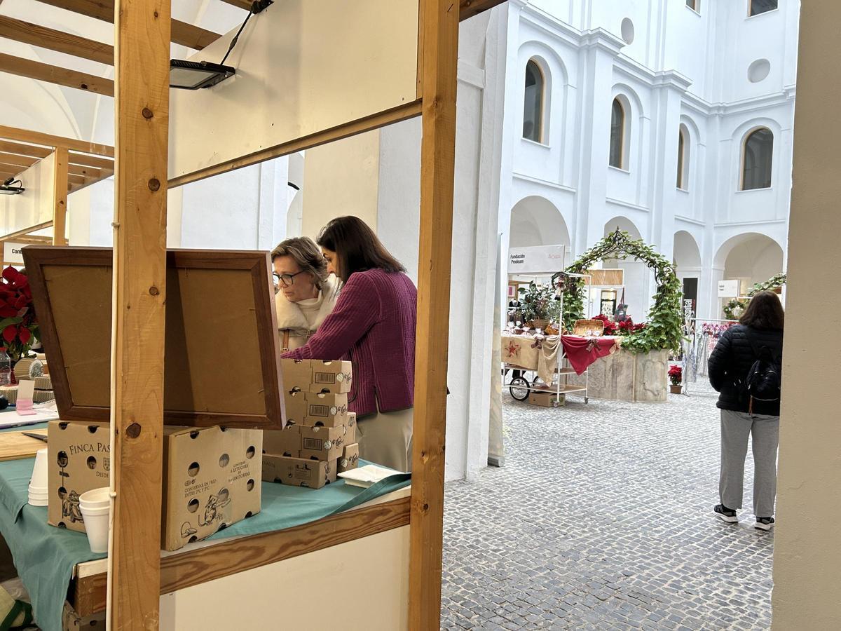 Los puestos están colocados en el patio de los Pozos.
