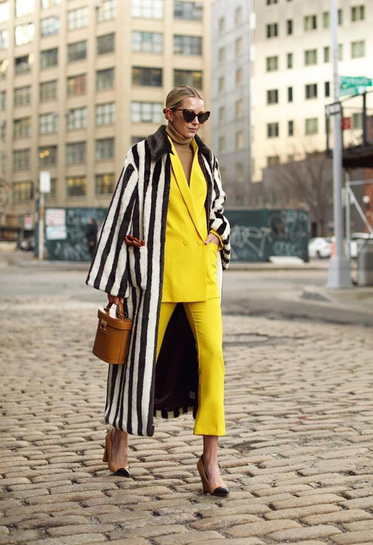 Look con traje amarillo de Blaire Eadie