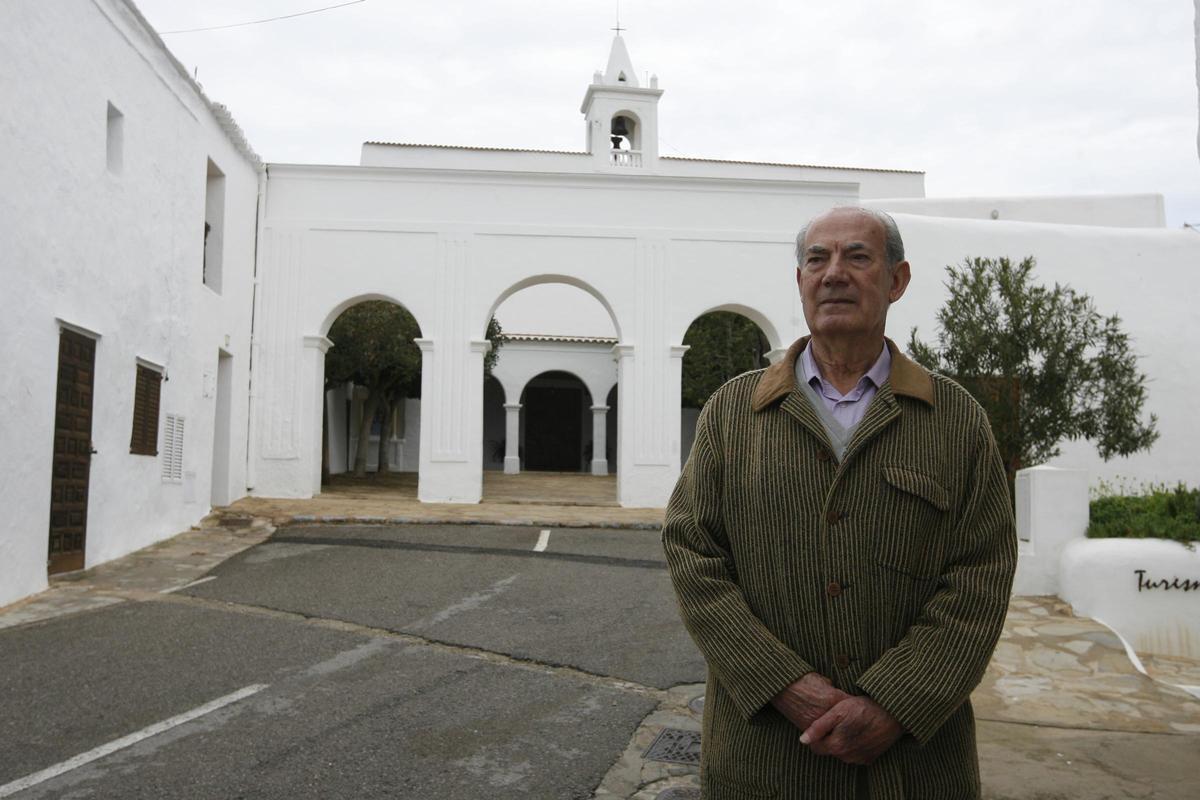 Antoni Planells, Toni d'en Planes, frente a la iglesia de Sant Miquel.