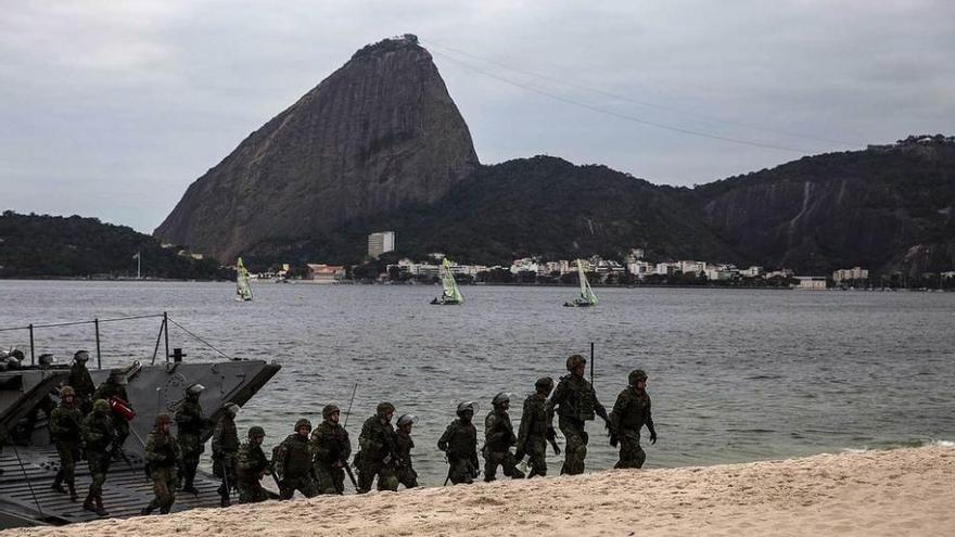 Soldados brasileños ensayan un operativo para los JJ OO en la playa de Flamengo de Río de Janeiro.