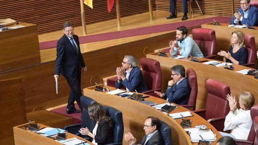 Puig, ante los escaños del Consell y del PSPV, en la sesión de control de ayer.