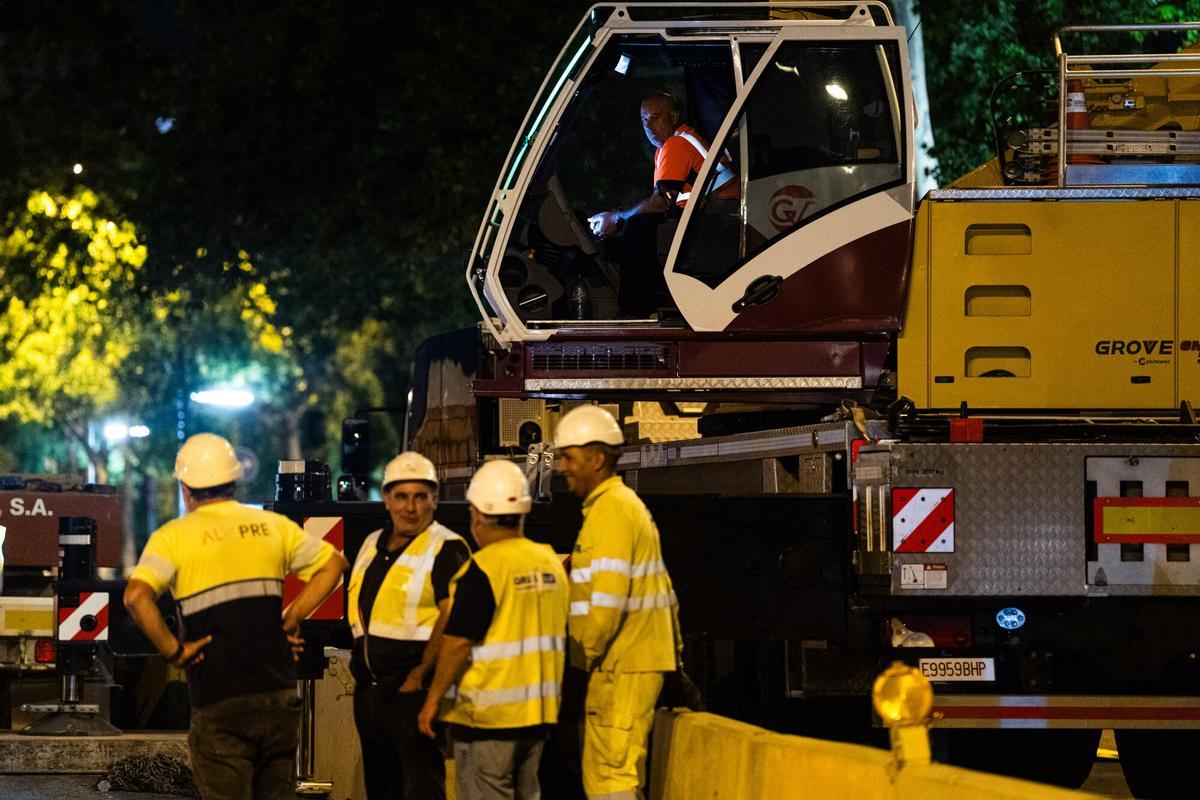La Guardia Urbana cortará el tránsito en los dos sentidos cuatro noches por semana entre las salidas 5 y 6, mientras una enorme grúa instala 56 prelosas