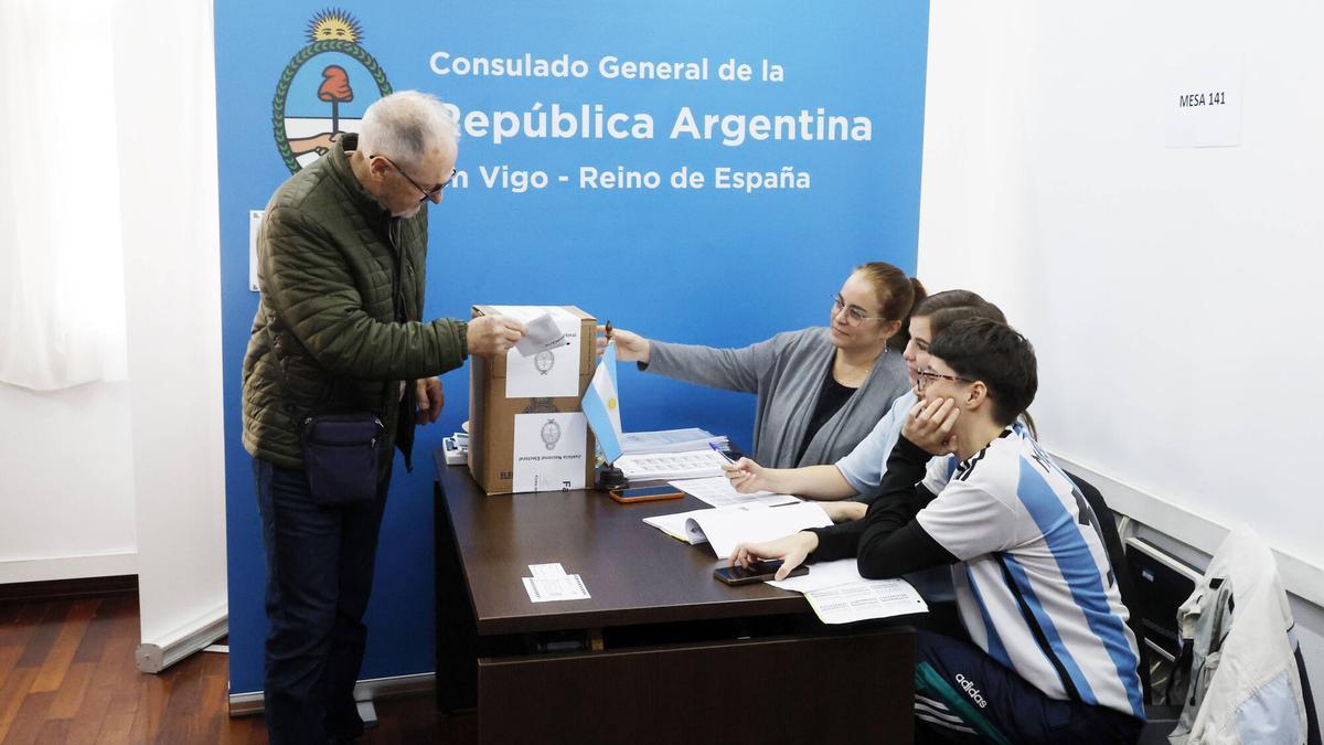 Un votante en el consulado argentino en López de Neira, Vigo.