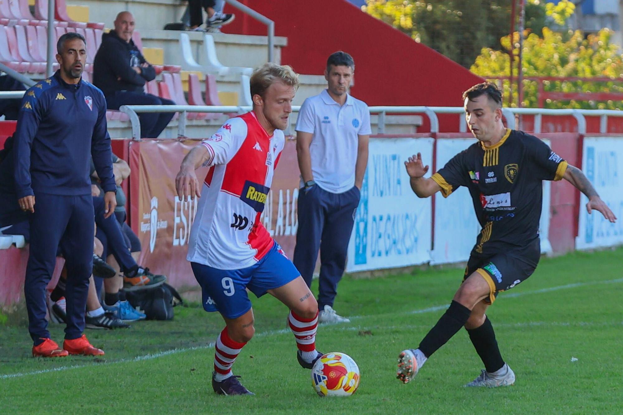 Las imágenes de la contundente victoria del Arosa al Barbadás (3-0)