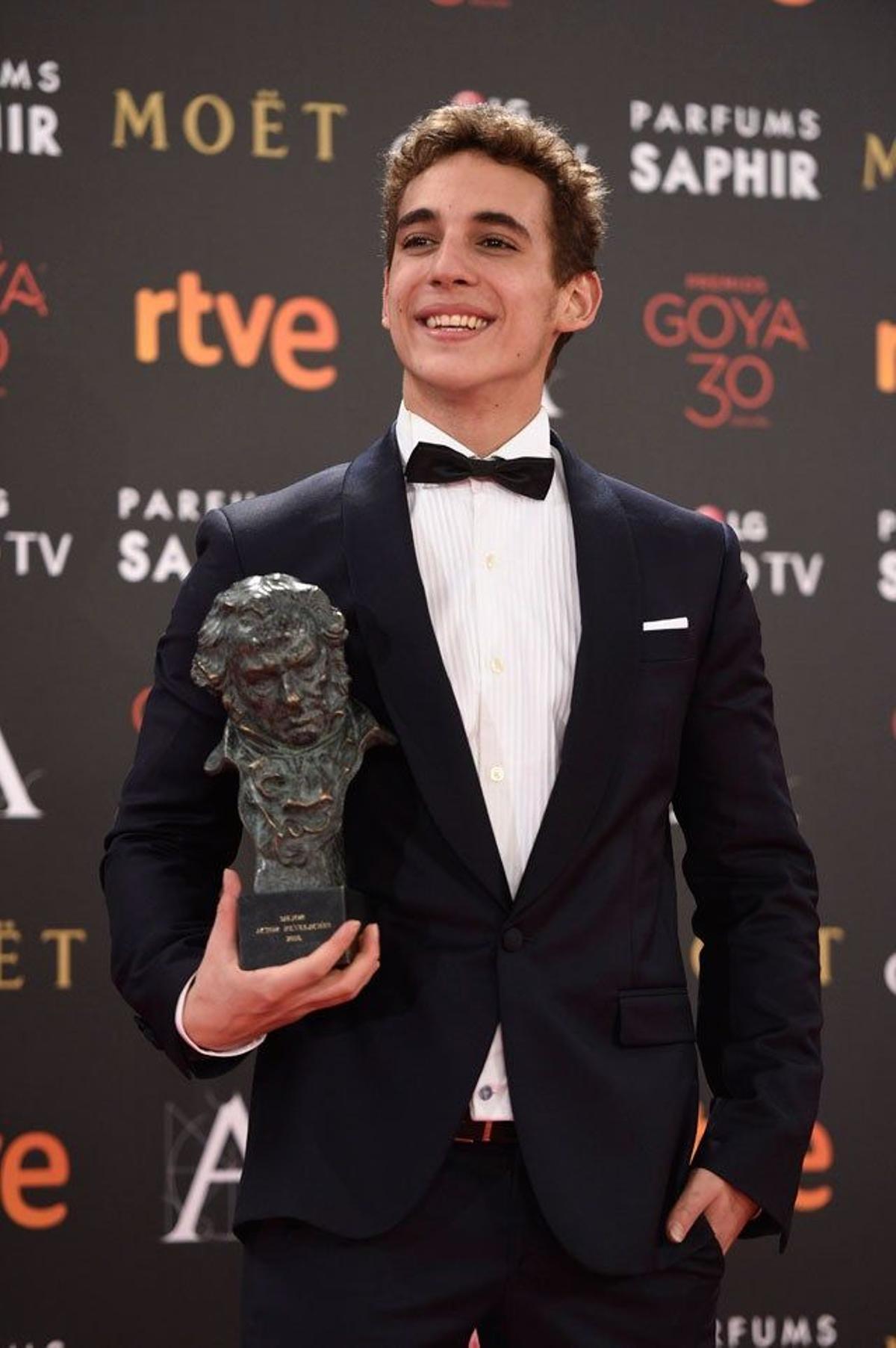 Miguel Herrán, feliz con su Goya como Mejor Actor Revelación.