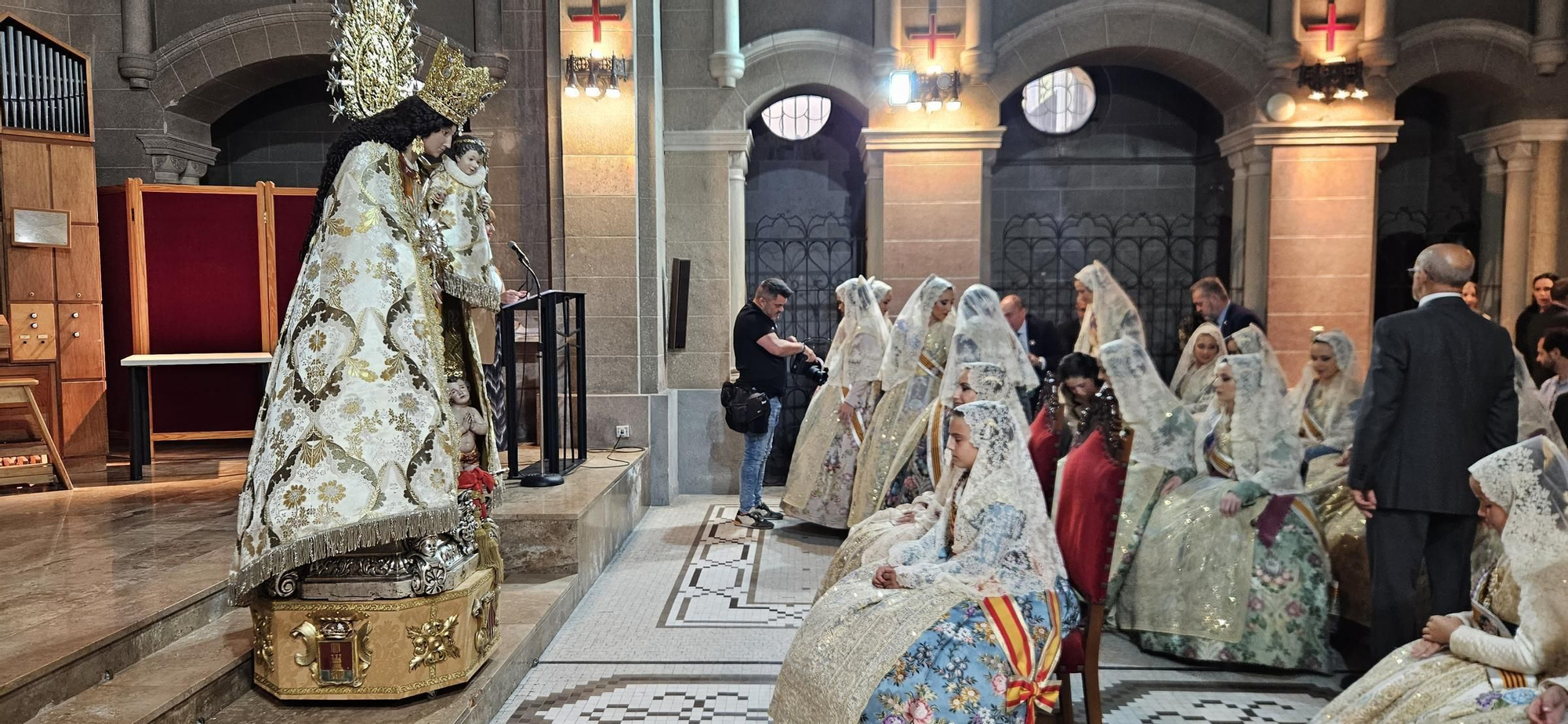 El Besamanos de falleras mayores y cortes 2024, en imágenes