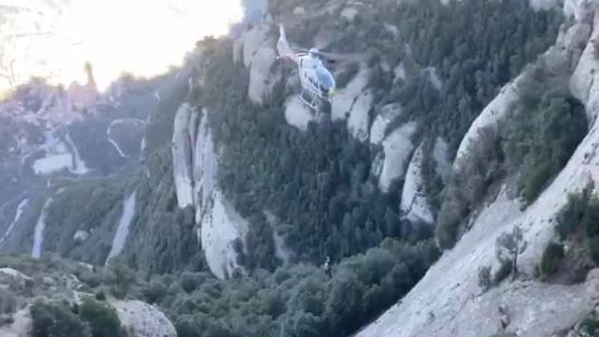 Un helicòpter dels GRAE rescaten dues persones atrapades al canal del Cavall Bernat