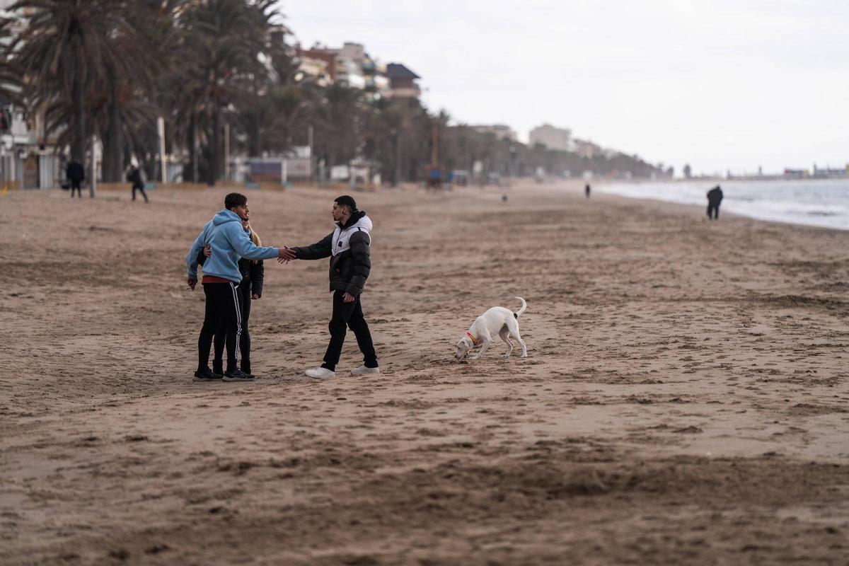 Calafell desmonta parte de su paseo marítimo para devolver espacio tomado a la playa