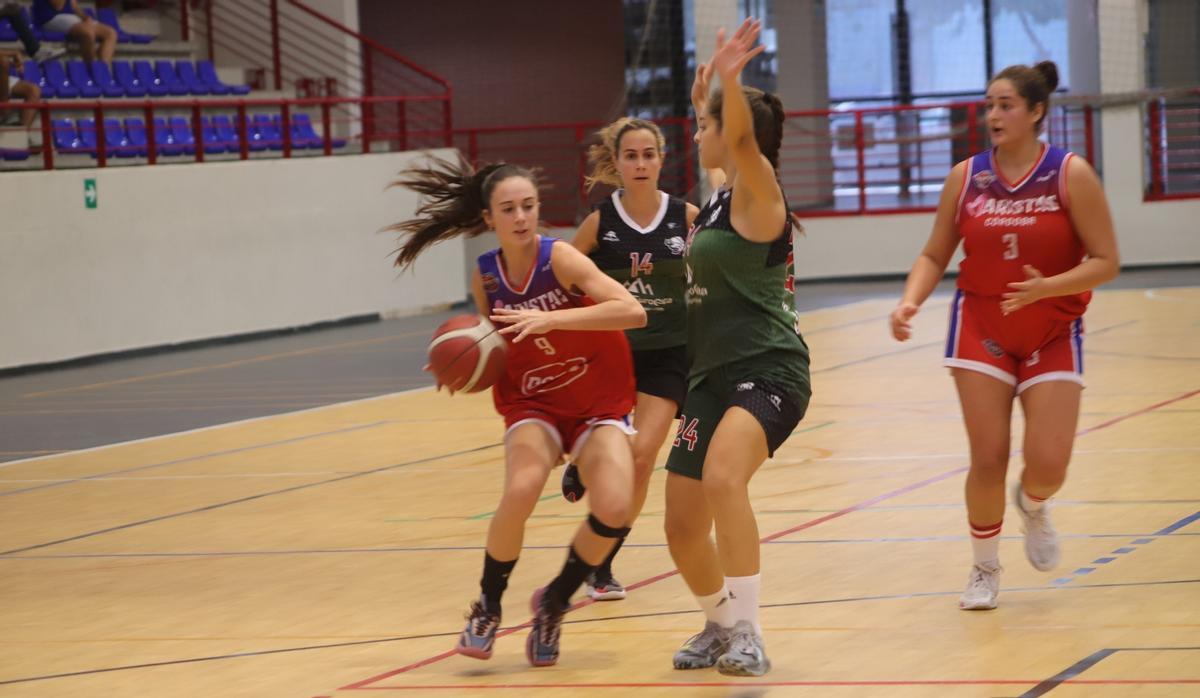 Una jugada de un encuentro de baloncesto.