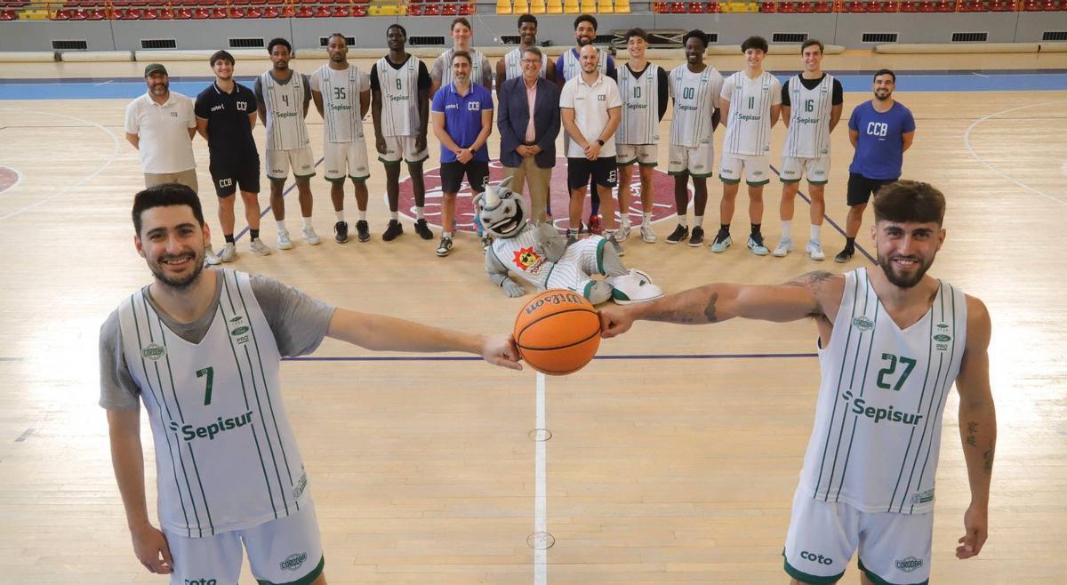 Los jugadores y técnicos del Coto Córdoba de Baloncesto, junto a su presidente, Rafael Blanco, en las horas previas al partido de ida ante el Amics Castelló.