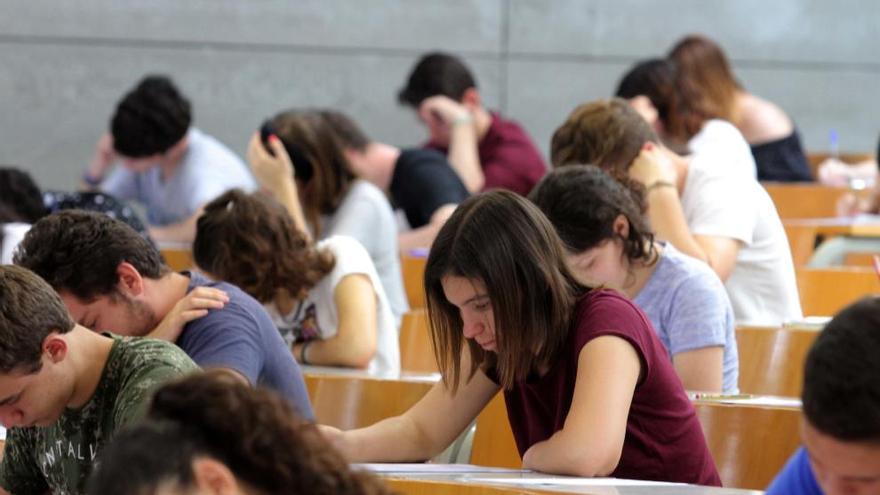 Alumnos haciendo las pruebas de Selectividad este año