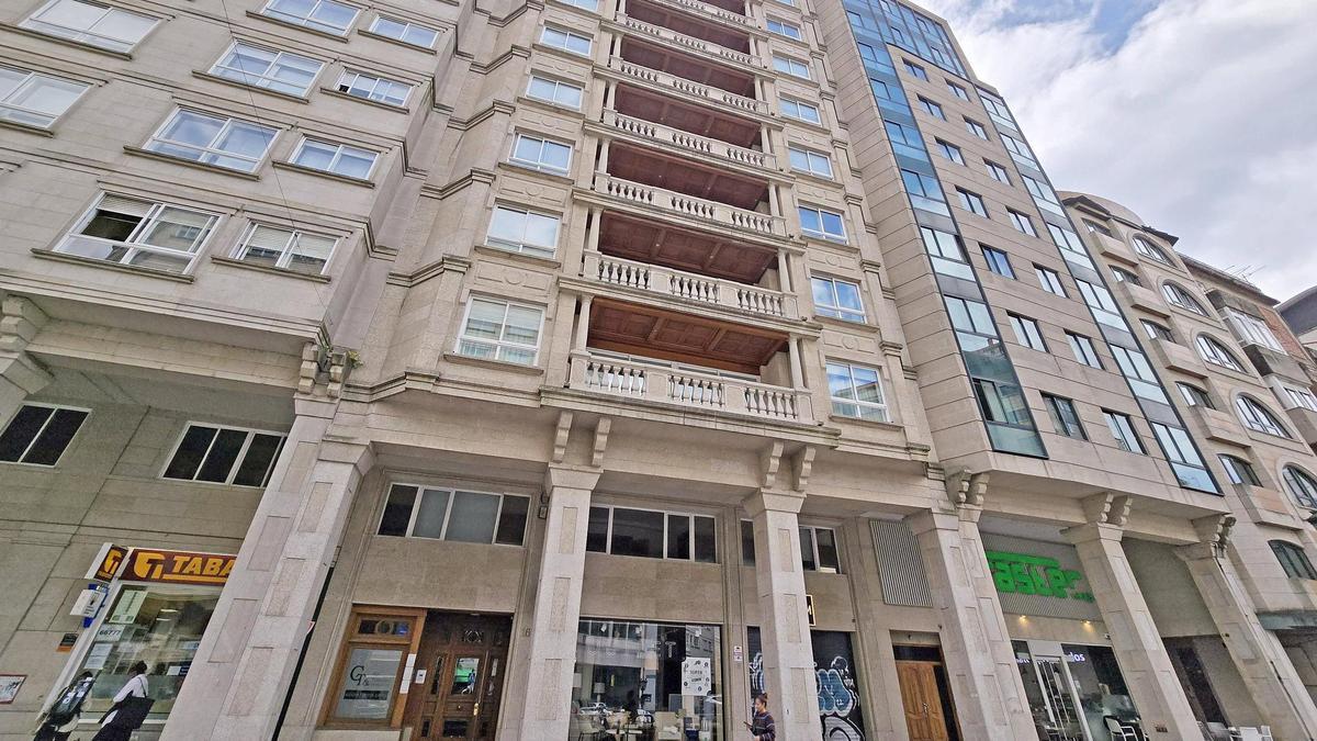 El piso está ubicado en la céntrica calle Rosalía de Castro de Vigo.