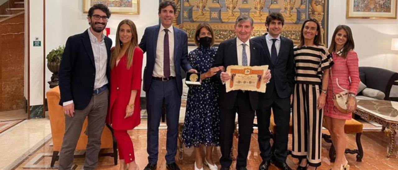 Miguel Carbajo de Santiago, con su familia, tras recibir el galardón. | Cedida