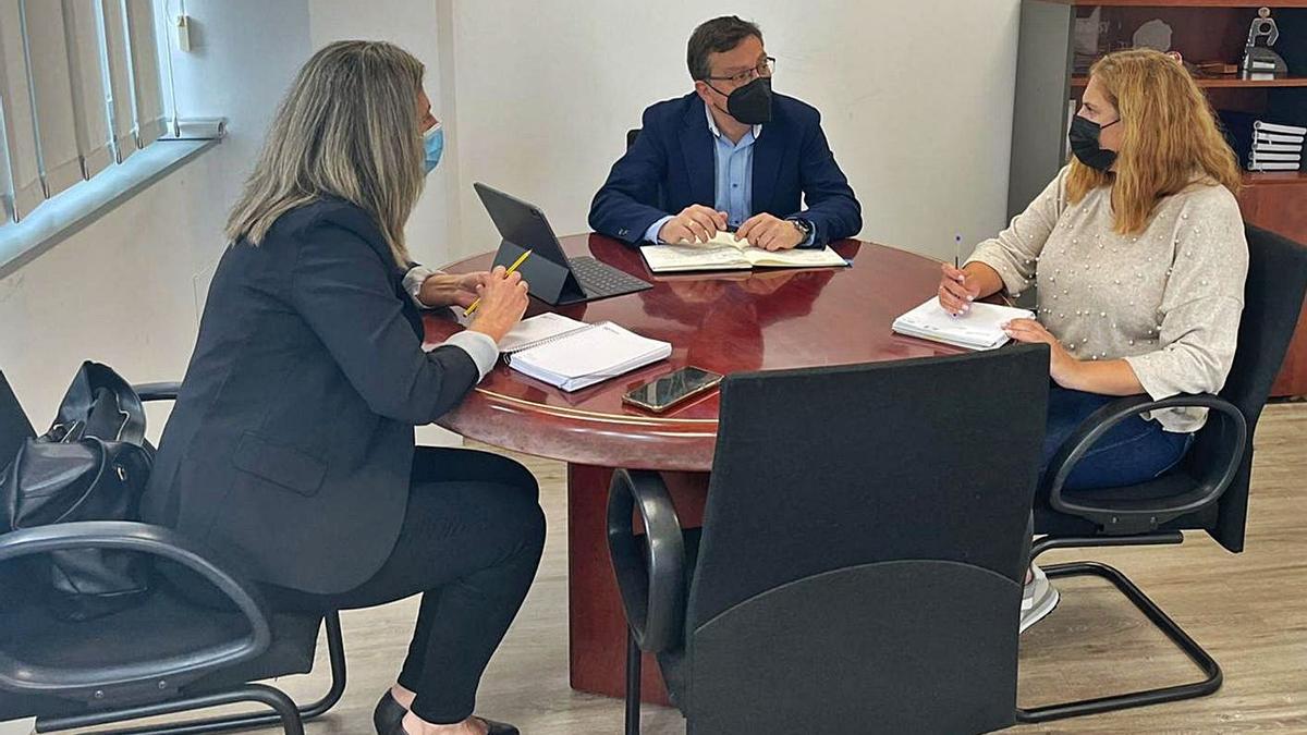 Reunión del alcalde de Valsequillo y la concejala de Servicios Sociales con la consejera Isabel Mena. | | LP/DLP