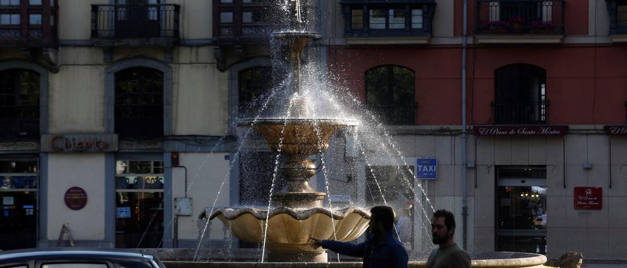 La fuente de Pedro Menéndez, antes de las obras de reurbanización del entorno.