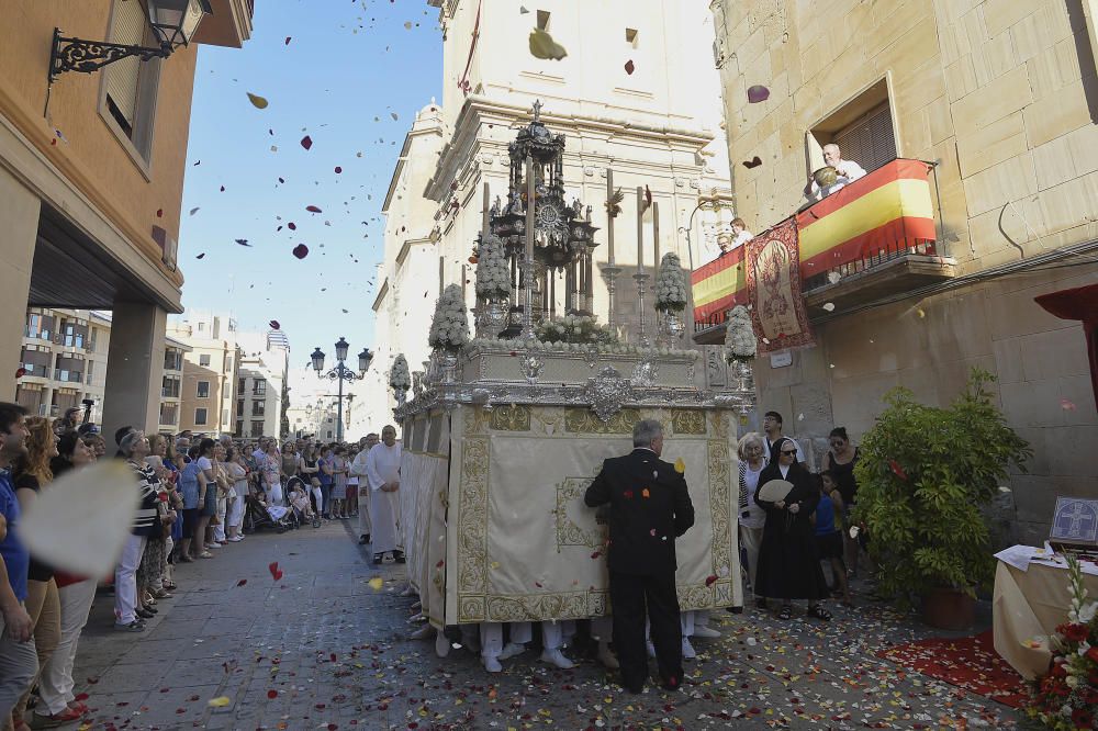 Diferentes imágenes de la procesión litúrgica del Corpus Christi que ayer recorrió las calles del centro, tal y como viene sucediendo desde hace más de seis siglos.