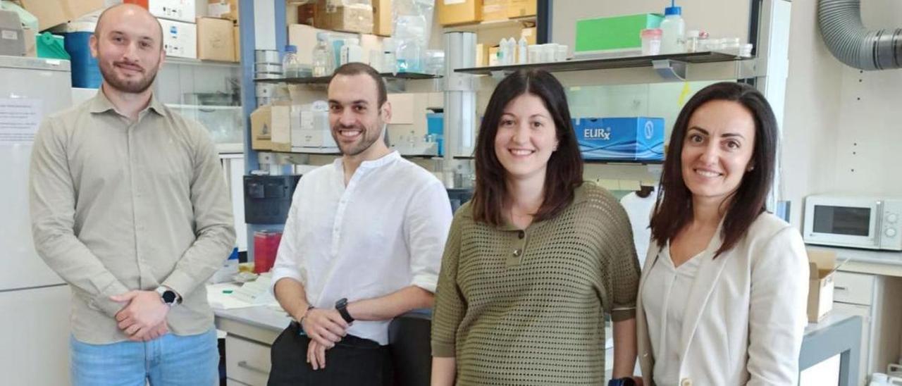 Por la izquierda, Manuel Plaza, Francisco Calderón, Sara Fernández y María Fernández, en un laboratorio de la Facultad de Medicina. | M. G. S.