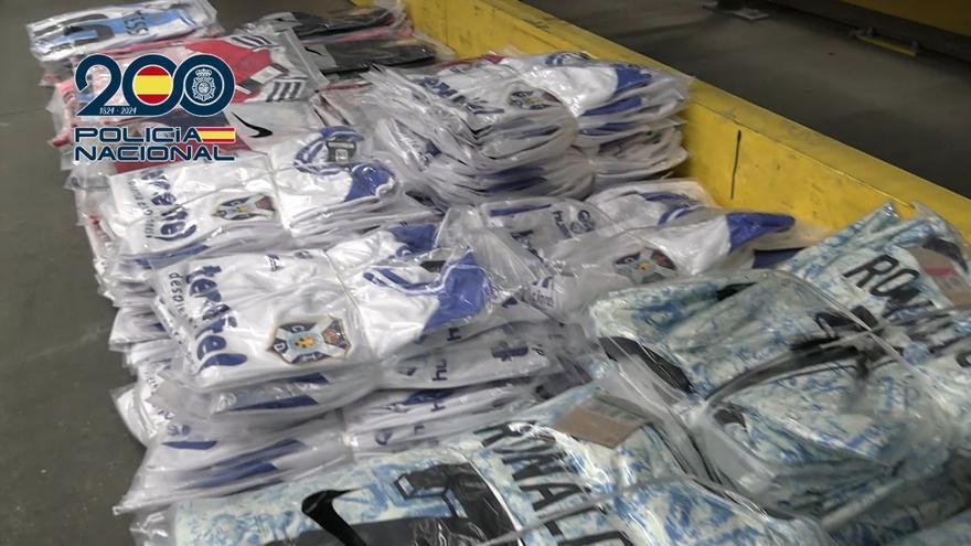 El CD Tenerife &#039;se queda&#039; sin Champions ni Eurocopa: requisan 11 toneladas de camisetas de fútbol falsas que iban a ser vendidas en estos eventos