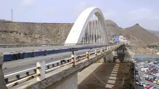 El viaducto de El Rincón se consume en el óxido a la espera de su reforma