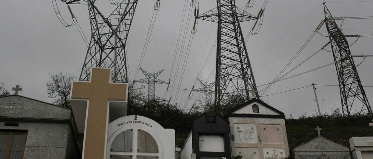 Torres eléctricas sobre el cementerio de Carrió, en Carreño.