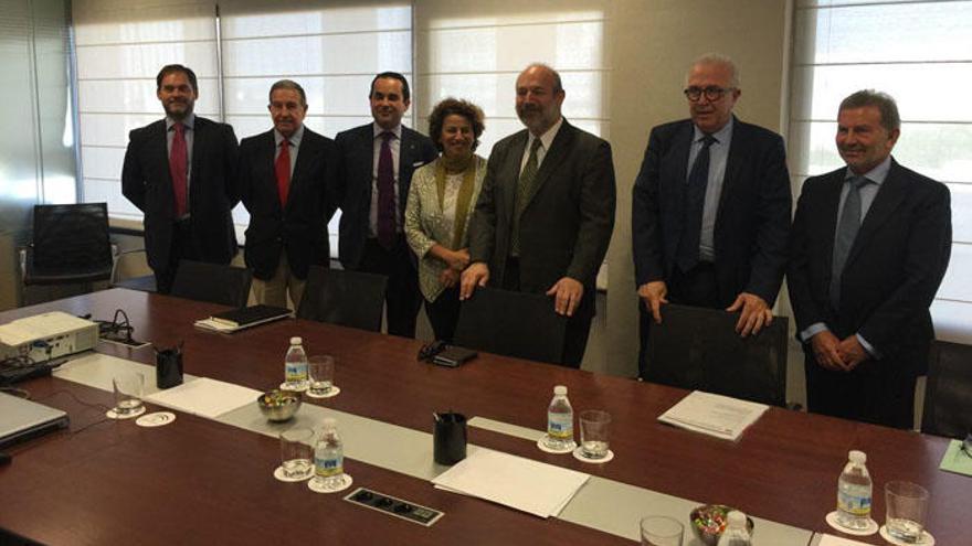 La reunión entre el consejero y los representantes de la firma se celebró ayer en Sevilla.