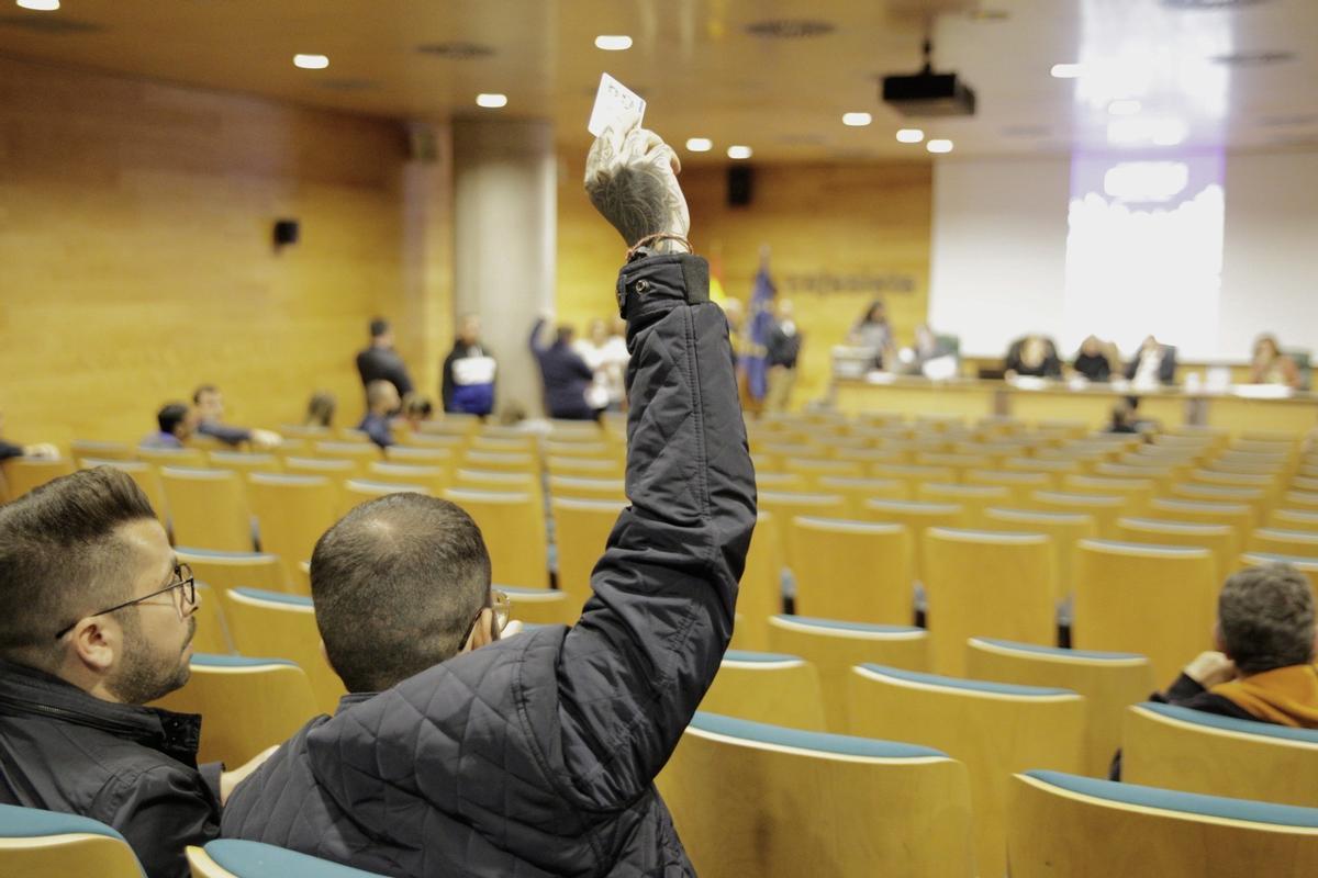 Una persona participa en una subasta.