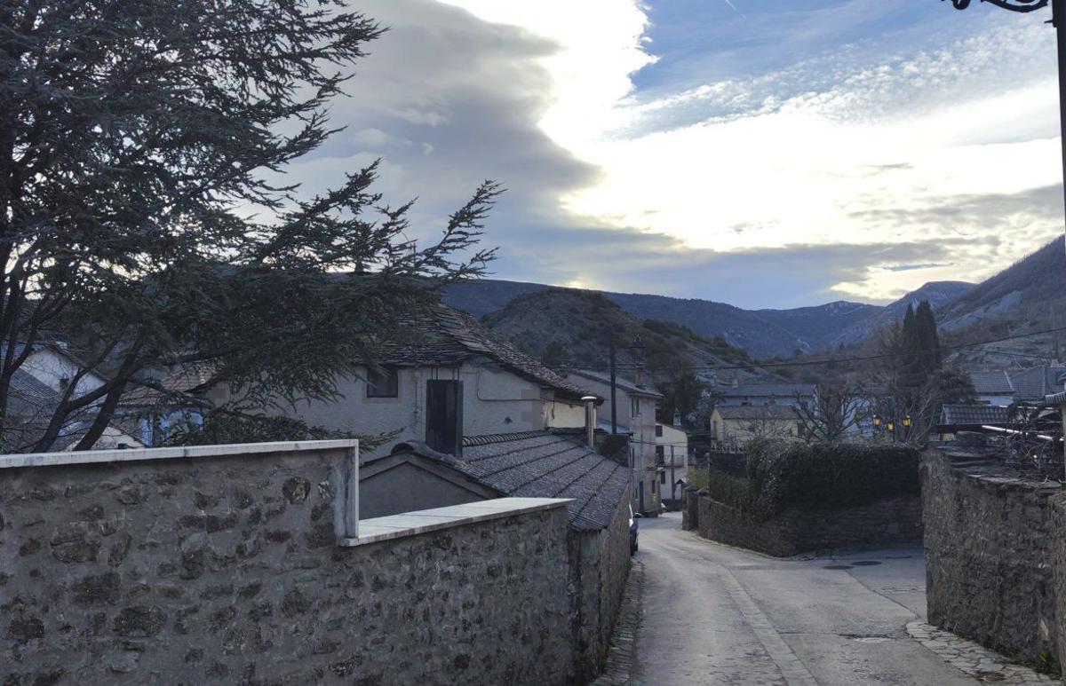 Una calle de la localidad de Arguis.