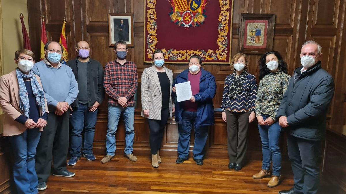 Foto de familia tras renovar el acuerdo con Punto de Encuentro, la plataforma de ONG de Cooperación al Desarrollo en Teruel