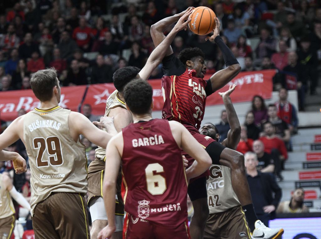 Todas las imágenes del partido del UCAM Murcia contra el Bàsquet Girona