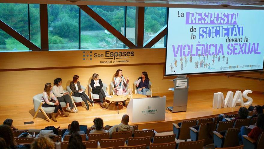 Cerca de 100 profesionales participaron ayer en la jornada.