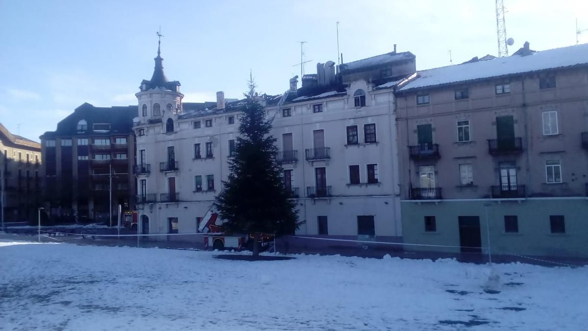 Los bomberos refrescan la techumbre del edificio incendiado del Pilgrim de Jaca