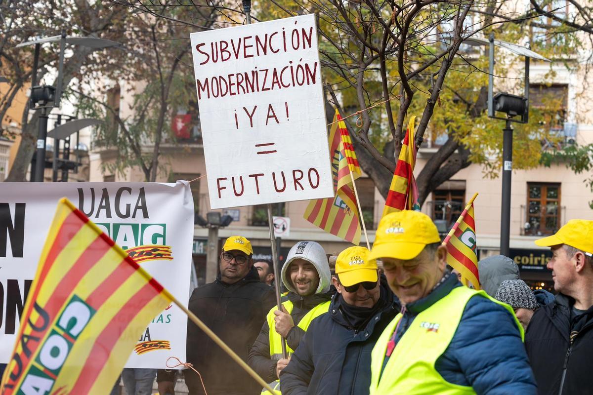Tensión a las puertas de la consejería de Agricultura del Gobierno de Aragón.