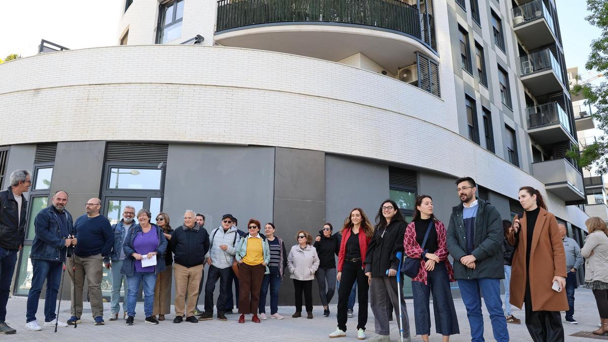 Concentración de los vecinos de Nicet Patraix el complejo residencial donde se proyectan apartamentos en las plantas bajas