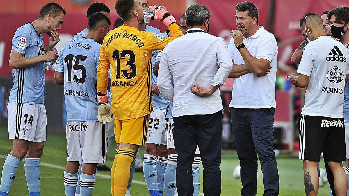 Óscar García conversa con sus jugadores durante una pausa de hidratación en Son Moix.