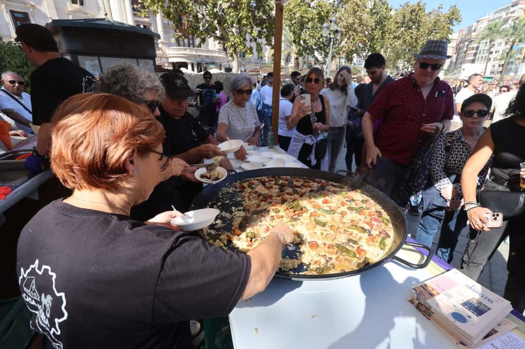La plaza del Ayuntamiento de València se convierte en un gran restaurante al aire libre con el Tastarròs