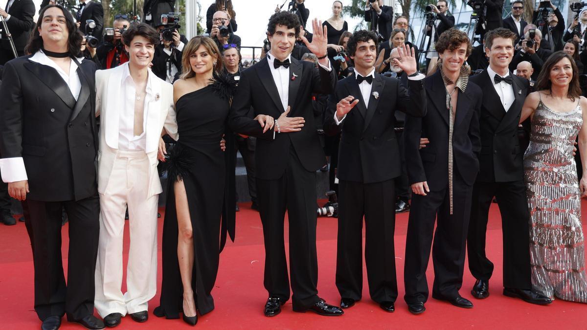 Els Javis i part de l'equip de 'La Bola Negra', a Cannes.