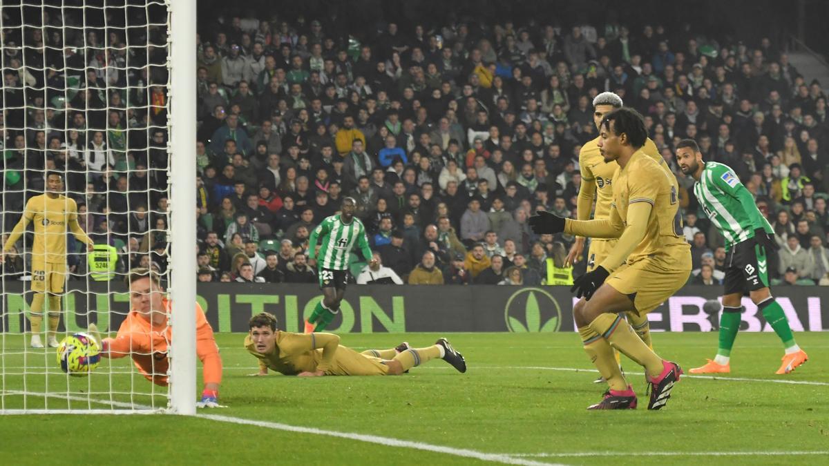 Koundé se lamenta tras el gol en propia puerta que se marcó ante el Betis en el Villamarín.