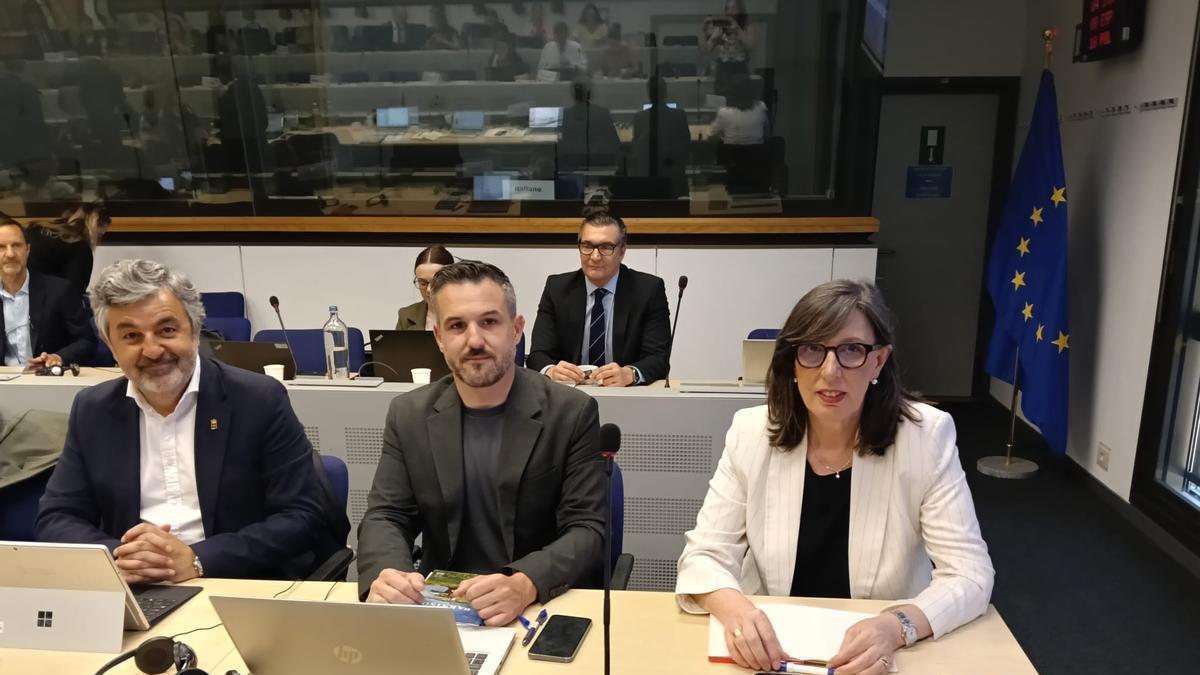 Alejandro Calvo, Jorge García y Nieves Roqueñí, en Bruselas