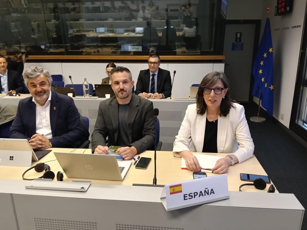 Alejandro Calvo, Jorge García y Nieves Roqueñí, en Bruselas