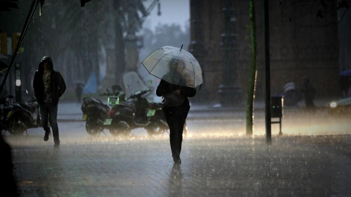 Lluvia en paseo de Sant Joan con Arc del Triomf