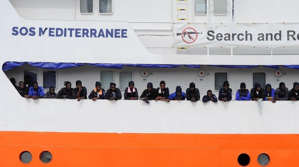 zentauroepp43706013 immigrants rescatats al mediterrani per l embarcaci   aquari180611124806