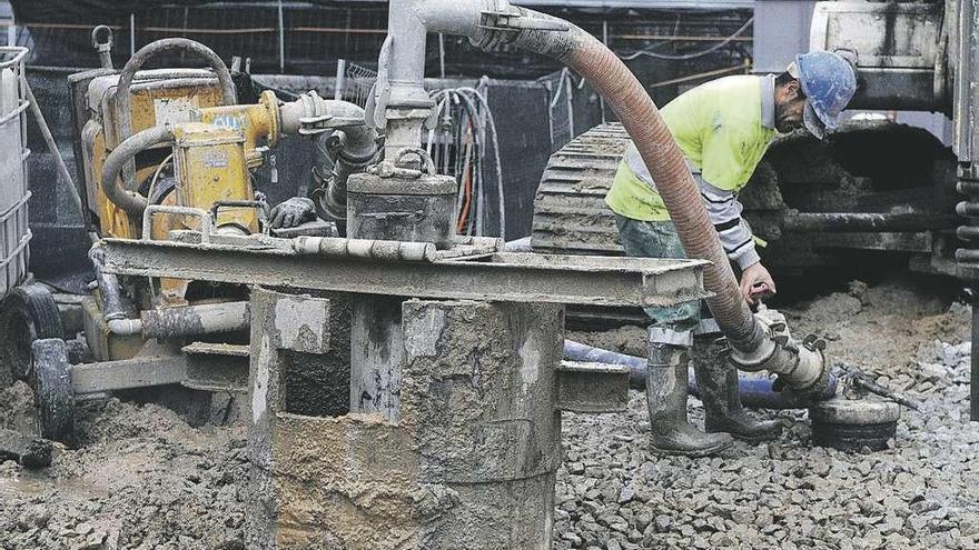 Un trabajador gallego de la construcción, en una obra.