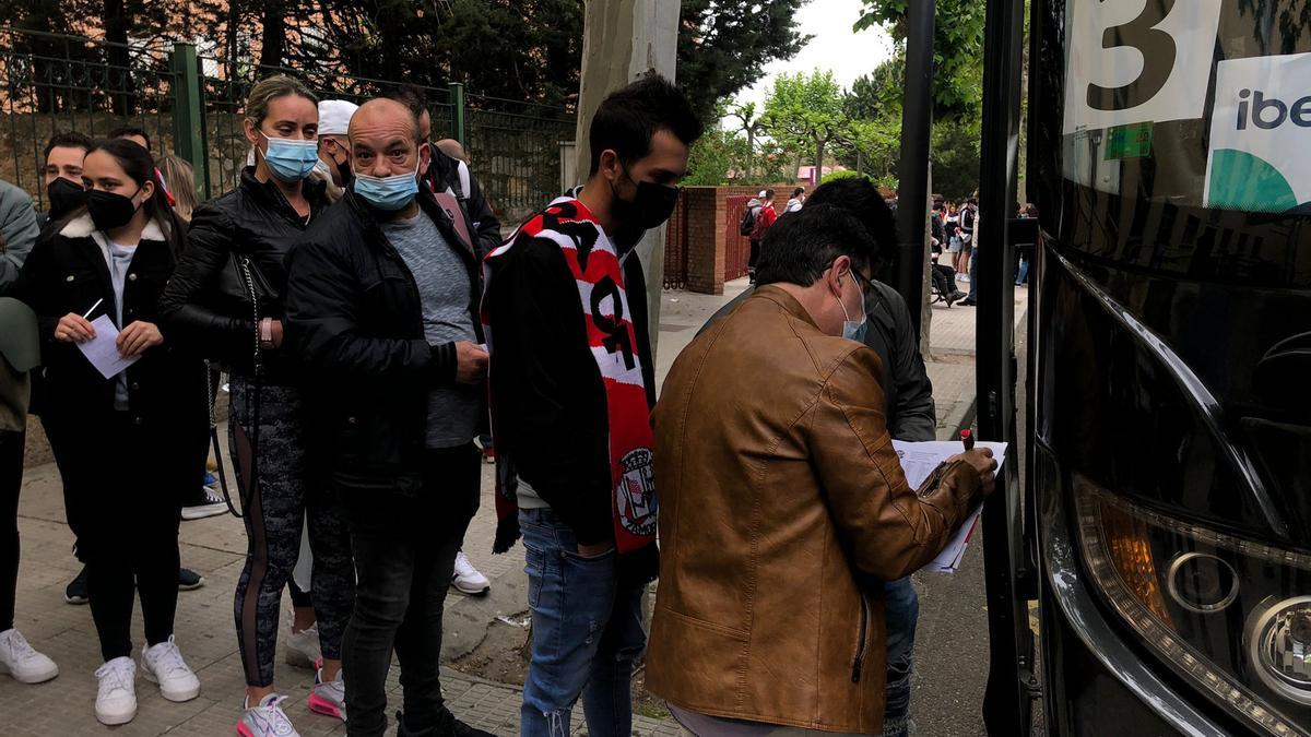 Aficionados, en los alrededores de La Marina