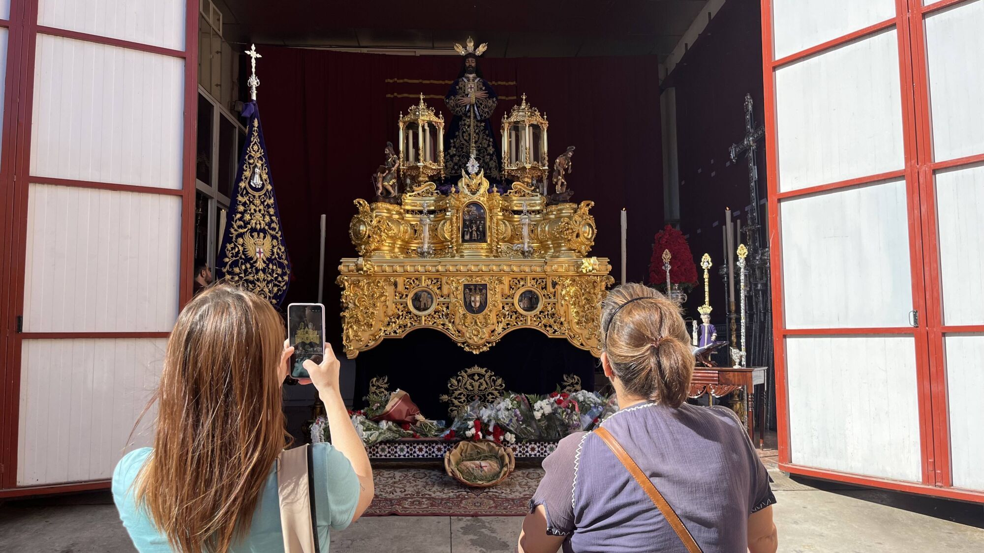 Las visitas a los templos del Magno Vía Crucis, en imágenes