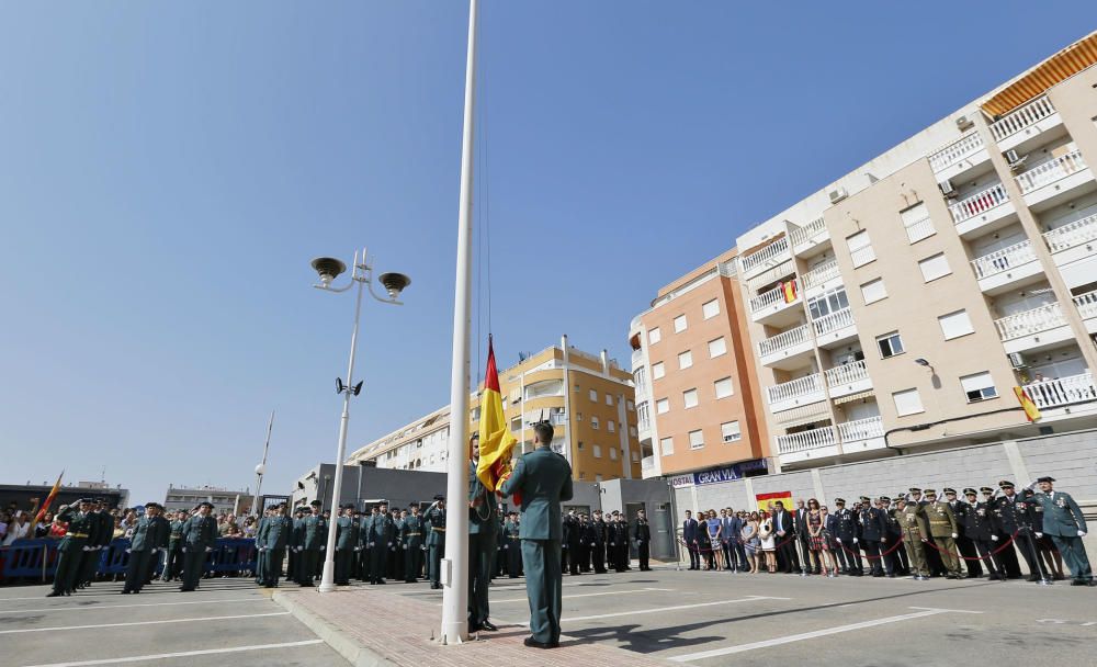 La Guardia Civil de la comarca celebra el día de su patrona en Torrevieja. Un grupo de vecinos se ha concentrado para dar su respaldo a las fuerzas de seguridad en Cataluña