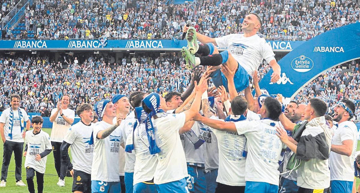Lucas Pérez, el héroe del ascenso de 2024, es manteado por sus compañeros en Riazor.