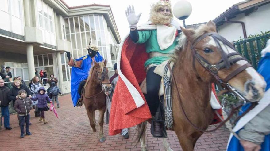 Los Reyes llegan en trainera y a caballo a Mera